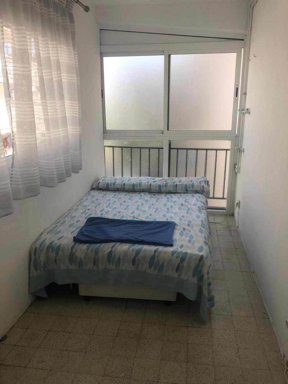 Habitaciones Compartidas En Un Apartamento Салоу Екстериор снимка