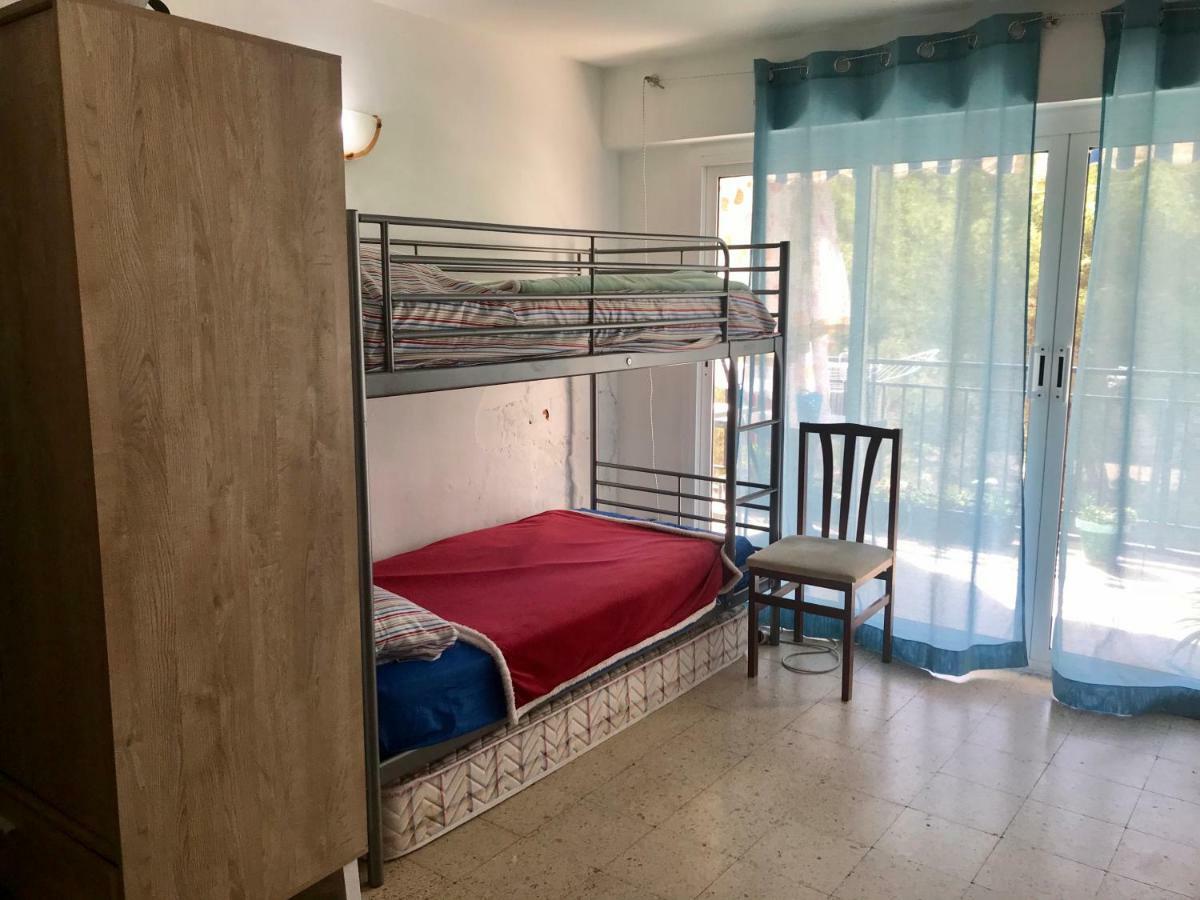 Habitaciones Compartidas En Un Apartamento Салоу Екстериор снимка